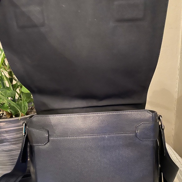 Louis Vuitton EPI leather Flap Messenger Bag - Picture 2 of 8